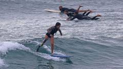 Mar�a Mart�n-Granizo, surfeando una ola durante una competici�n