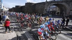 Paso de los ciclistas de La Vuelta junto a la Muralla de Lugo, que no se vio en televisi�n