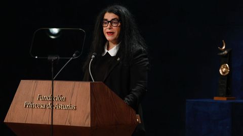 La historietista y pintora Marjane Satrapi interviene al recibir el Premio Princesa de Asturias de Comunicación y Humanidades durante la ceremonia de entrega de los Premios Princesa de Asturias, este viernes en el Teatro Campoamor de Oviedo
