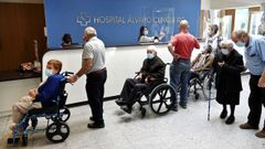 Varios usuarios acuden en silla de ruedas a recibir las vacunas contra el covid y la gripe en Vigo