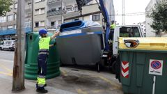 Instalacin de  uno de los nuevos contenedores de recogida selectiva de papel y cartn en la avenida de Lugo