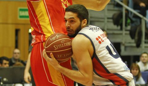 Pepe Pozas protege el bal�n ante Faverani. 