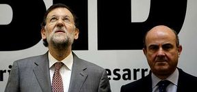 El presidente del Gobierno, Mariano Rajoy, y su ministro de Econom�a, De Guindos, ayer durante un acto en Madrid.