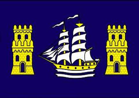 Las torres de la bandera de Sada representan los castillos de Font�n y Corbeiroa.