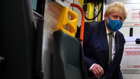 El primer ministro brit�nico, Boris Johnson, este lunes, en el interior de una ambulancia durante una visita a la central de emergencias de Londres
