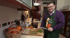 Antonio Garc�a, gallego nacido en Palencia y forofo del D�por, cocina con el mandil que sus hijas, Paula y Mar�a, le han regalado. 