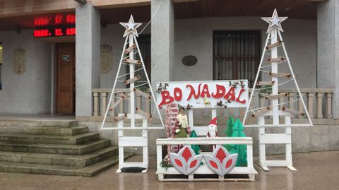 Las asociaciones San Cristbal y Sabugueiro colaboran con el alumbrado y la decoracin navidea en el Concello de A Ra