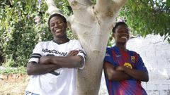 Mamadou y Abdoul posan arrimados a un �rbol que tiene el jard�n de la casa en la que residen en Burela desde marzo.