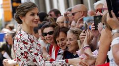 Letizia opt� por su socorrido vestido de flores para sus primeros actos oficiales en Canarias. 