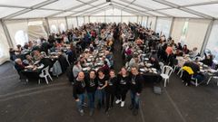Multitudinaria comida de recadaci�n de fondos para o patr�n, coa comisi�n de festas en primeiro termo
