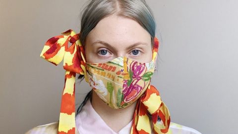 Collina Strada cree que las seguiremos usando mientras no haya vacunas. Este es uno de los modelos que dise�a.