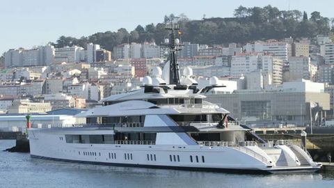 El equipo de Davila tampoco olvida la visita del Bravo Eugenia, propiedad del empresario de los Dallas Cowboys, tres veces ganadores de la Super Bowl. Su eslora alcanza los 109 metros.