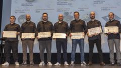 Los restauradores del Suso, Pico de Galo, A Moa, Artesana, La Bodeguilla de Santa Marta, A Maceta y La Morena, (de izquierda a derecha) con sus premios con la chaqueta del certamen gastron�mico compostelano.