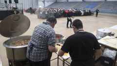 Manuel Dopico preparando el cocido de Neda