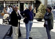 El alcalde de Lugo, L�pez Orozco, abandona la compa��a de Jos� Blanco, poco despu�s de votar en las primarias del PSOE, para no aparecer retratado con la sindicalista Carmen Antas, que se acerc� al regidor para interrogarlo sobre los avances en el conflicto de la recogida de basuras.