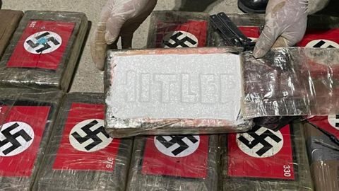 Esvástica nazi y Hitler. En este caso, ilustraron los paquetes con el símbolo del nazismo y marcaron el nombre de su líder