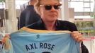 Un aficionado entrega al cantante de Guns N' Roses una camiseta del Celta