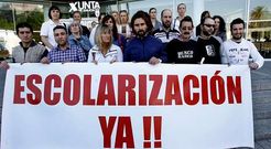Los padres del ni�o y personas de su entorno protestaron ayer ante la sede de la Xunta en Vigo.