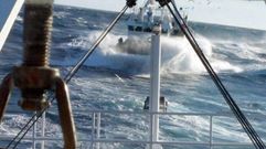 Un pesquero de Celeiro navegando en medio de un temporal (foto de archivo)