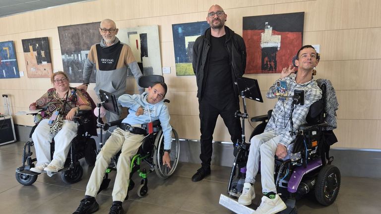 el artista Hugo R. G. en Navia Espacio de Arte junto a varios usuarios de Apamp