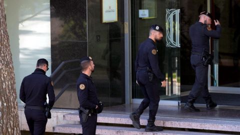 Agentes de la Guardia Civil acceden a la sede del Consell Catal� de l'Esport 