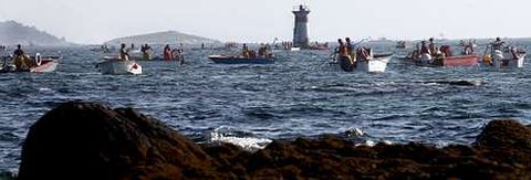 Imagen de embarcaciones participando en la campa�a de libre marisqueo en Cab�o