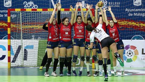 La jugadora Agustina López (d) del Mavi Nuevas Tecnologías realiza un golpe franco, durante un momento del partido de balonmano de semifinales de la XXXIX Copa de la Reina de balonmano femenino que enfrenta al Mavi Nuevas Tecnologías y al Godoy Maceira Porriño, disputado esta tarde en el pabellón de Ciudad Jardín de Málaga