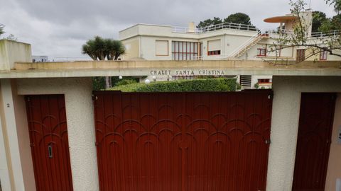 Entrada de la casa Cervigón, en Santa Cristina (Oleiros)