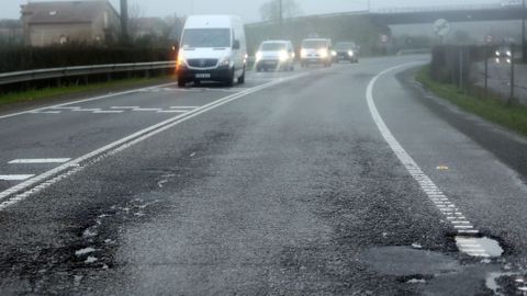 O vial que une a autov�a con Ribadumia tam�n presenta mal estado do firme