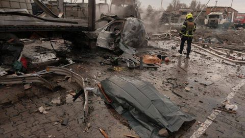 El cuerpo de un residente de Kiev, tras un bombardeo ruso.