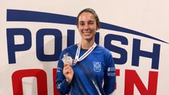 Alma P�rez, deportista del Costado Taekwondo Boiro, posa con la medalla de plata conseguida en el Open de Polonia de taekuondo