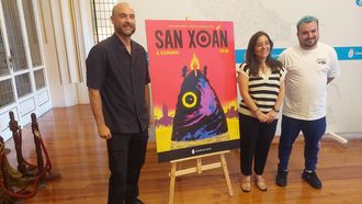 La alcaldesa, In&eacute;s Rey, con el autor del cartel de San Xo&aacute;n, Alberto V&aacute;zquez, y el humorista Champi Muros