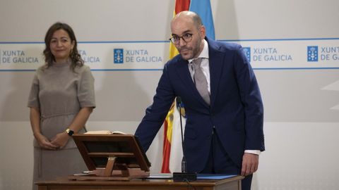 Mar. Isaac Ros�n S�nchez-Brunete, nuevo director xeral de Pesca, Acuicultura e Innovaci�n Tecnol�xica, tom� posesi�n del cargo ante la conselleira Marta Villaverde, que le dese� �moitos acertos�.