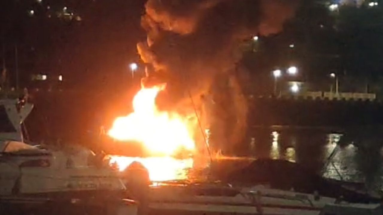 Un barco de recreo en Moaña, en llamas