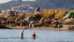 Ba�istas en la playa de Samil, en Vigo