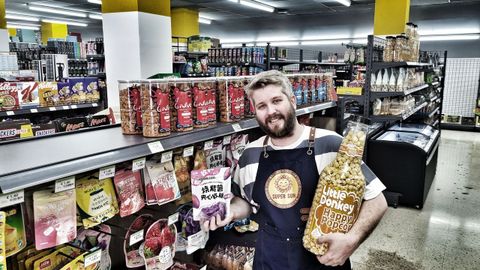 Manuel Freitas con algunos de los productos asi�ticos 