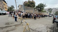 Peruanos que no pudieron votar el domingo hacen cola este lunes en el cerro Pamplona Alta, en Lima
