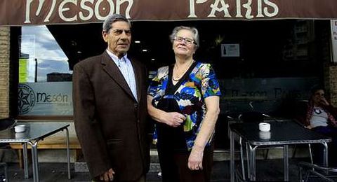 Pedro y Mar�a, delante del mes�n Par�s de los Castros, que este oto�o cumple cuarenta a�os y que ahora regenta su hijo Jes�s. 