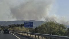 Imagen del incendio declarado en la Autov�a de la Plata, que oblig� a evacuar a 800 personas