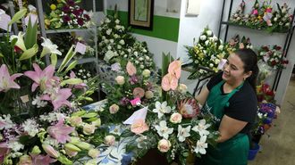 Nerea España preparó cientos de arreglos florales en las vísperas de Difuntos