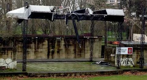 La cubierta del escenario ha resultado da�ada tras el paso de los sucesivos temporales.