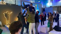 Jos� Manuel Peque�o fue manteado ayer en Fitur por sus colegas pol�ticos