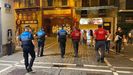 Agentes de la Polica Municipal y de la Polica Foral controlan los ambientes de ocio nocturno de Pamplona