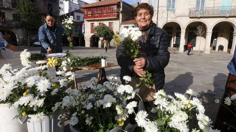 Peregrina, de 82 a�os, vendiendo las flores que ella misma cultiva en Poio en el mercado de Difuntos de Pontevedra.
