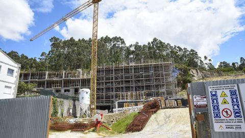 Edificio en construccin en la playa de Areas en Sanxenxo