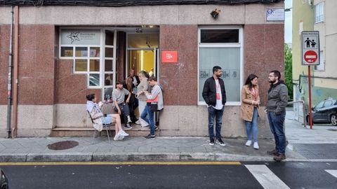 Seguimiento de la jornada electoral en la sede del PSOE, en Ribeira de Canedo
