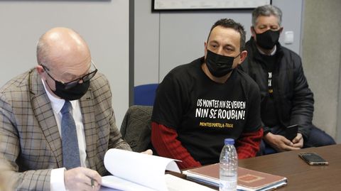 El abogado, Jos Antonio Iglesias, con dos de los comuneros el da de la expropiacin de los terrenos, el pasado mes de febrero.