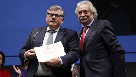 El magistrado juez de la Audiencia Nacional, Jos� Luis Castro Antonio, recibi� la distinci�n de manos del subdelegado del Gobierno en Ourense, Emilio Gonz�lez Afonso.