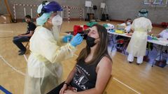 Cribado en A Illa, el concello con mayor incidencia acumulada del �rea sanitaria, para el grupo de edad de 20 a 39 a�os