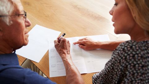 Una persona realizando un testamento